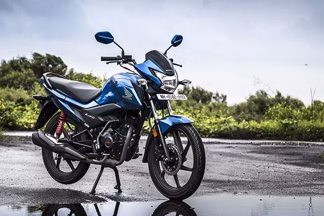 Khung xe sử dụng trên Livo là dạng khung kim cương, phuộc ống lồng phía trước và giảm xóc lò xo thủy lực đằng sau.