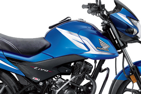 Phần áo yếm phía trên của xe nổi bật với biểu tượng cánh chim lớn đặc trưng của hãng, bình xăng nhô lên cao tạo dáng vẻ hầm hố cho xe.