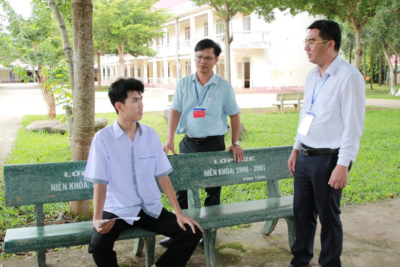 Cam dong hinh anh Giam doc So cung cong an ho tro thi sinh dac biet-Hinh-2