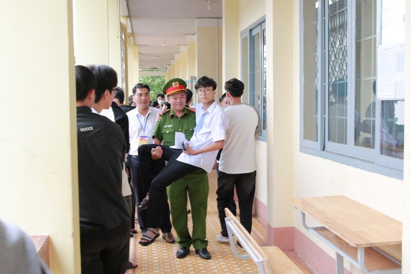 Cảm động hình ảnh Giám đốc Sở cùng công an hỗ trợ thí sinh đặc biệt Cam dong hinh anh Giam doc So cung cong an ho tro thi sinh dac biet