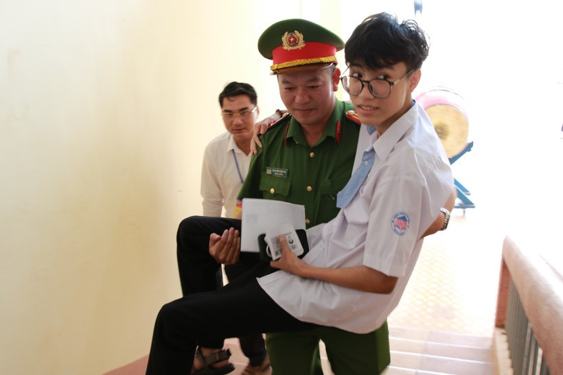 Cam dong hinh anh Giam doc So cung cong an ho tro thi sinh dac biet-Hinh-3