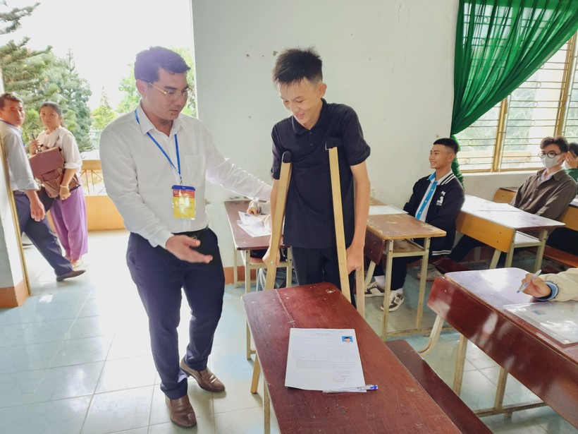 Cam dong hinh anh Giam doc So cung cong an ho tro thi sinh dac biet-Hinh-4