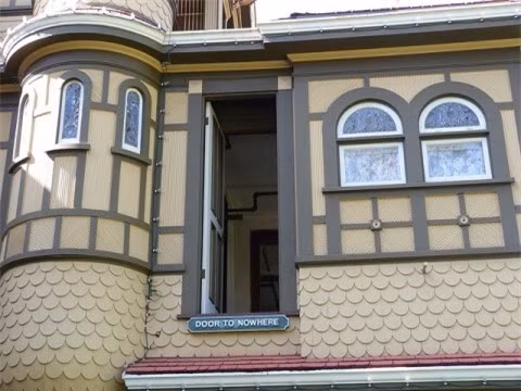 Căn nhà được xây dựng trong vòng 39 năm cho đến khi bà Sarah mất. Và sau này thì căn nhà đã bị nhiều người đồn với những câu chuyện ám ảnh như: một số người thấy các bóng ma bao gồm cả bà Sarah lởn vởn ở các cửa sổ, trong nhà thường hay phát ra tiếng đập cửa dù bị bỏ hoang, những giọng nói kì lạ,...