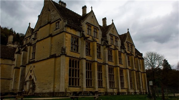  Biệt thự Woodchester: Mặc dù nằm nép mình sau một ngọn đồi với cảnh sắc xung quanh làm say đắm lòng người nhưng biệt thự Woodchester vẫn bị đồn đoán là một trong những căn nhà bị "ma ám" nổi tiếng nhất nước Anh. Những hiện tượng siêu nhiên tại căn nhà này đã xuất hiện từ năm 1840 khi bá tước đời thứ hai của gia tộc Ducie đang tổ chức tiệc mừng kế vị ngôi lãnh chúa thì hồn ma của cha ông xuất hiện trên ghế chủ tọa. Vị bá tước hoảng sợ tới mức phải bỏ đi và không bao giờ dám quay lại. Đến sau này, ngôi nhà đã được William Leigh – một hội viên hội Tam điểm – mua lại và cho xây dựng theo kiến trúc Gothic thời Phục Hưng. Do trong quá trình xây dựng đã xảy ra mâu thuẫn, công nhân lại đình công nên căn nhà chỉ được xây dang dở với các cửa sổ không kính. Sau khi William Leigh mất năm 1873, căn nhà đã bị bỏ hoang. Và đến Thế chiến thứ hai, quân Mỹ và Canada trưng dụng hầm biệt thự để trữ vũ khí và là nơi tập trận cho D-Day.