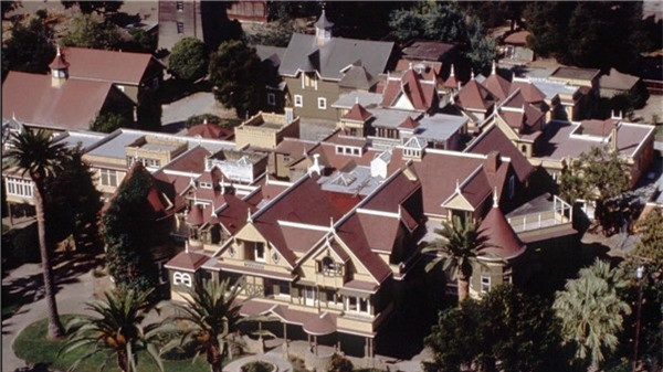  Bí ẩn "dựng tóc gáy" của căn nhà này nằm ở chỗ các cột trụ được xây lộn ngược, cửa ra vào mở ra bức tường hoặc mở ra khoảng không từ tầng 3, các bậc cầu thang kết thúc ở trên trần nhà, các căn phòng rộng được ngăn cách bởi các bức tường, được trang trí và trang bị đầy đủ nội thất, đồng thời con số 13 ám ảnh (vì người phương Tây rất kiêng kị số 13) và họa tiết mạng nhện được sử dụng ở khắp khu nhà. Có những cánh cửa với 13 ô cửa, cửa sổ với 13 ô kính, cầu thang 13 bậc, và ngay cả lỗ thoát nước bồn rửa tay cũng được đục 13 lỗ.