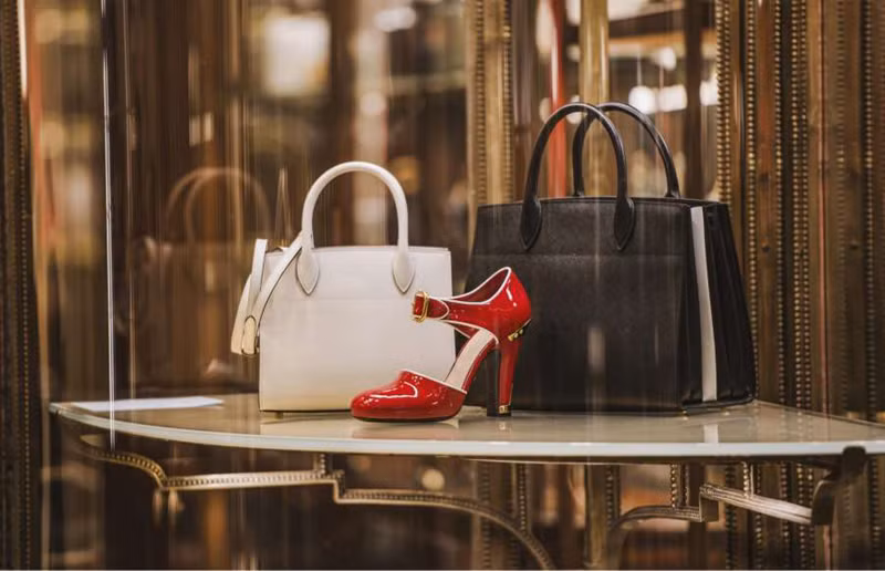 Christine Jiaxin Lee đã nhận được một khoản tiền lên tới 3,5 triệu USD do ngân hàng Westpac chuyển nhầm. Cô gái này sau đó đã rút toàn bộ số tiền này và sử dụng nó để mua quần áo, túi xách và trang sức. 2 năm sau, Lee bị bắt và phải hoàn lại hầu hết số tiền này. Cô sinh viên của Đại học Sydney cũng phải chịu mức án 1 năm tù.