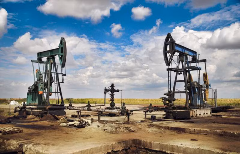 Hai vợ chồng người chủ trang trại Oscar Stohler tại Bắc Dakota đã sống ở đây mấy thập kỷ mà không nhận ra rằng họ đang "ngồi" trên hàng triệu USD. Cho đến năm 2007, khu đất của họ hóa ra là 1 mỏ dầu và ông Oscar 83 tuổi cùng vợ mình, bà Lorene 82 tuổi đã trở thành triệu phú chỉ sau 1 đêm nhờ khoản tiền 1 triệu USD mà họ được trả.