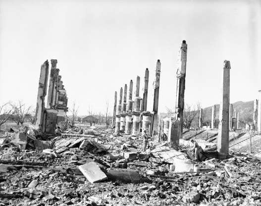 Trụ sở của một đơn vị quân đội Triều Tiên bị phá hủy trong chiến dịch ném bom của B-29 ở Hamhung, ngày 11/1/1950.