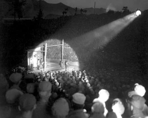 Ca sỹ Elton Britt biểu diễn tại một đơn vị ở Hongchon, Hàn Quốc, tháng 6/1951.