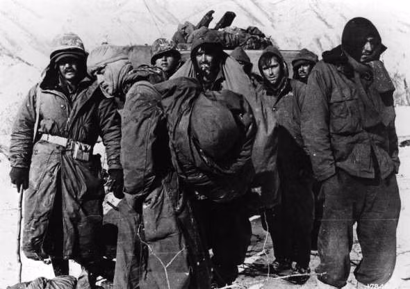 Các binh sỹ của đơn vị Lục quân số 1 và đơn vị bộ binh số 7 tê cóng vì lạnh năm 1952./.