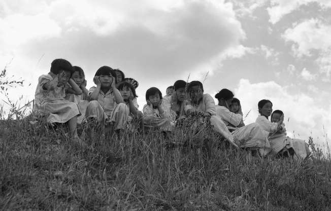 Phụ nữ và trẻ em Hàn Quốc ngồi bên bờ sông Hàn ngày 24/9/1950.