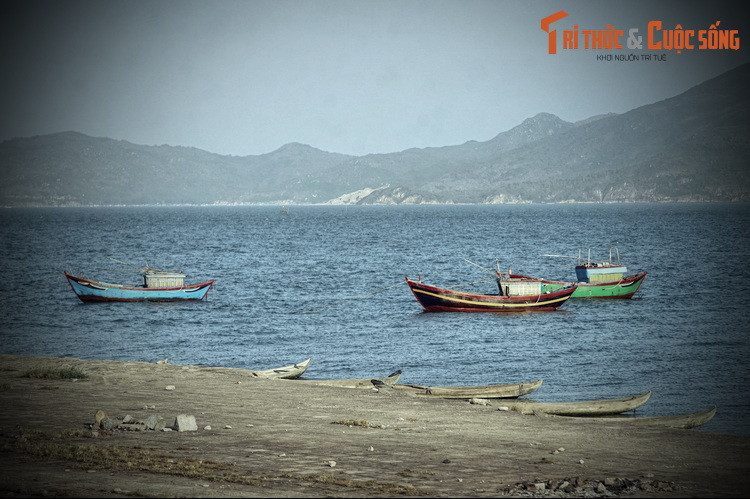 Xét về tính chất, cả hai trận đánh đều diễn ra trong các cuộc nội chiến. Trong đó, trận Xích Bích là cuộc đối đầu giữa thế lực của Tào Tháo nhân danh triều đình và liên quân tôn quyền – Lưu Bị trong bối cảnh Trung Quốc đang bị chia rẽ bởi tình trạng cát cứ của các chư hầu