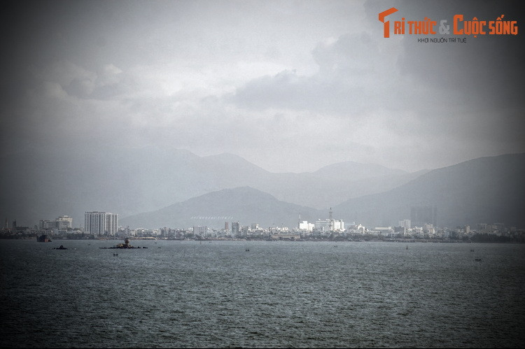 Cả hai trận đánh đều diễn ra trên sông nước với quy mô rất lớn, quy tụ phần lớn lực lượng của thủy quân của các bên tham chiến. Đây đều là những trận quyết chiến chiến lược mà bên nào thua sẽ mất quyền kiểm soát đường thủy về lâu dài, kéo theo sự thay đổi toàn diện cuộc chiến.