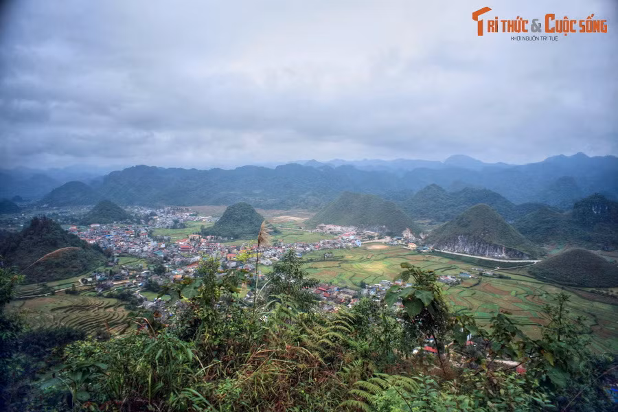 Từ đài tiếp sóng đi thêm gần 200 mét sẽ đến Cổng trời Quản Bạ, một địa điểm rất nổi tiếng trên cung đường Hà Giang - Đồng Văn. Đây là một đài quan sát trên núi, cung cấp cái nhìn toàn cảnh về thị trấn Quản Bạ ở phía dưới thung lũng.