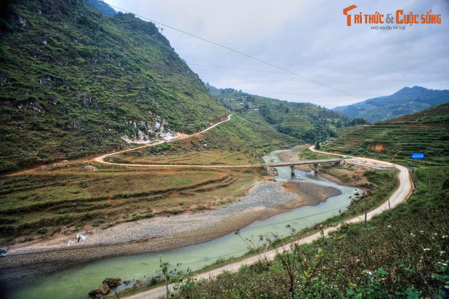 Quốc lộ 4C nhìn từ thành cổ Cán Tỷ.