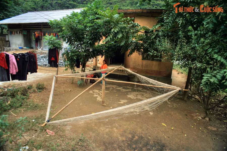 Trục quay sợi tại sân nhà của đồng bào dân tộc thiểu số tại xã Cán Tỷ. Bên cạnh những cảnh quan kỳ vĩ, du khách đi trên Quốc lộ 4C cũng có cơ hội khám phá đời sống và những nét văn hóa đặc sắc của cộng đồng cư dân bản địa.