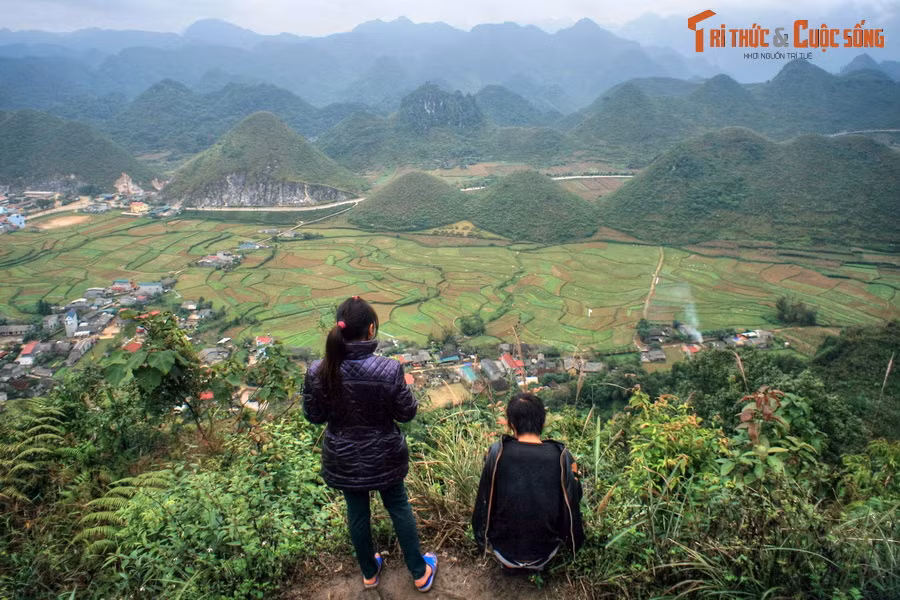 Núi Đôi Quản Bạ nằm ở phía Đông thị trấn Quản Bạ, nhìn từ Cổng trời. Đây là thắng cảnh nổi tiếng gắn với một truyền thuyết được kể lại ở Hà Giang qua rất nhiều thế hệ.