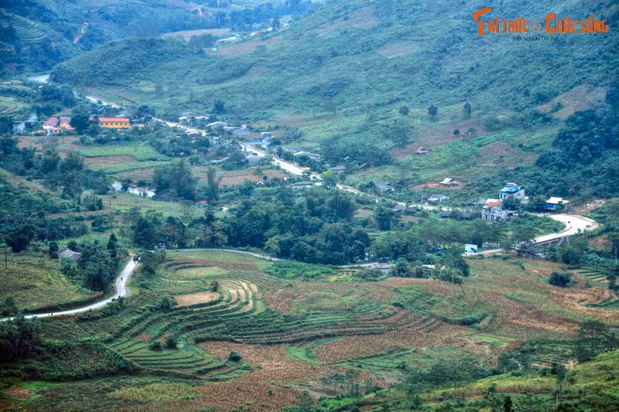 Hành trình dài 150 km này khởi đầu với những cung đường uốn lượn trên sườn sốc thoai thoải. Hai bên đường có nhiều khu dân cư nhỏ và các thửa ruộng bậc thang. Đi khoảng 5 km, địa giới thành phố Hà Giang kết thúc, bước sang địa phận huyện Vị Xuyên.