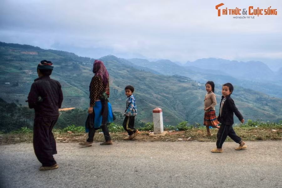 Cảnh quan núi non nhìn từ Quốc lộ 4C, địa phận xã Na Khê, huyện Yên Minh.