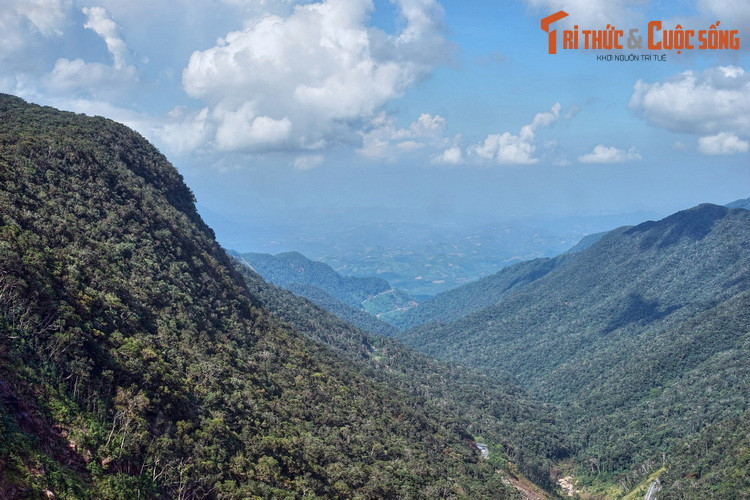 Cảnh núi non trùng điệp ở huyện Khánh Vĩnh, tỉnh Khánh Hòa, nhìn từ trên đèo Khánh Lê. Vùng núi này có đỉnh Hòn Giao cao 2062 mét, là "nóc nhà" của Khánh Hòa.