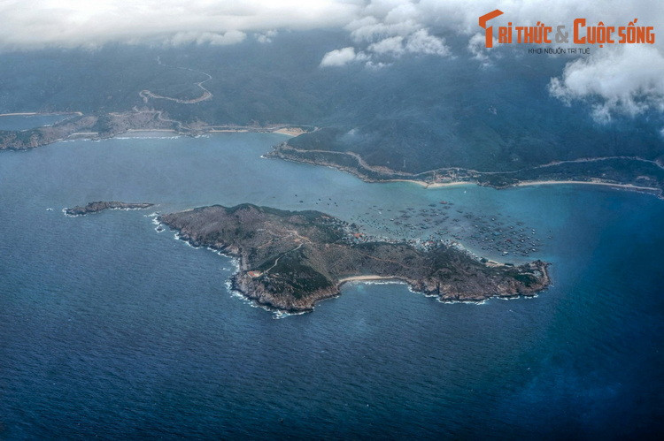 Toàn cảnh đảo Bình Hưng (xã Cam Bình, thành phố Cam Ranh) nhìn từ máy bay. Đảo Bình Hưng cùng các đảo Bình Tiên, Bình Lập và Bình Ba tạo thành cụm đảo "Tứ Bình", được ví như “Maldives thu nhỏ” của Việt Nam với những bãi tắm tuyệt đẹp và làng chài có văn hóa độc đáo.