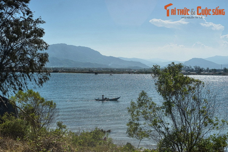 Nằm ở địa phận thành phố Cam Ranh và huyện Cam Lâm của tỉnh Khánh Hòa, vịnh Cam Ranh từ lâu đã được xem là một trong những cảng biển tự nhiên tốt nhất thế giới. Thiên nhiên ở vịnh vẫn còn nguyên sơ với nhiều đồi núi, rừng rậm, ghềnh đá và những bãi cát trải dài mịn màng.