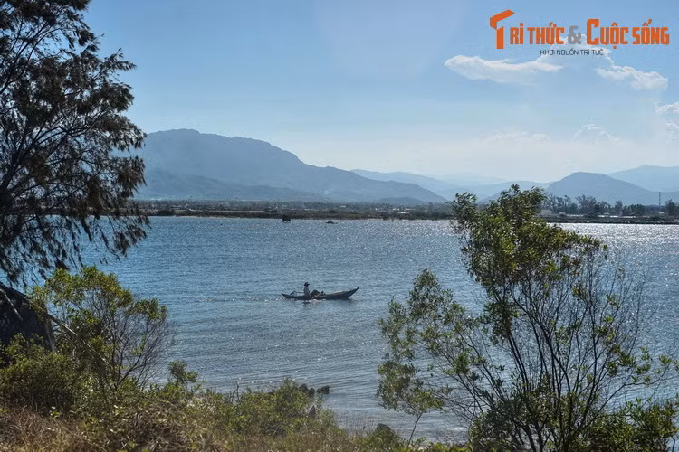 Nằm ở địa phận thành phố Cam Ranh và huyện Cam Lâm của tỉnh Khánh Hòa, vịnh Cam Ranh từ lâu đã được xem là một trong những cảng biển tự nhiên tốt nhất thế giới. Thiên nhiên ở vịnh vẫn còn nguyên sơ với nhiều đồi núi, rừng rậm, ghềnh đá và những bãi cát trải dài mịn màng.