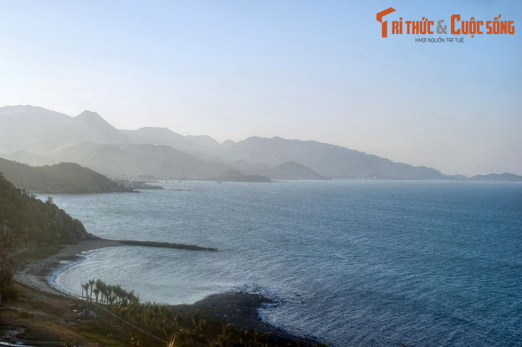  Vịnh Nha Phu nằm bên thị xã Ninh Hòa của tỉnh Khánh Hòa, nổi tiếng với khung cảnh đẹp. Vịnh có diện tích mặt nước rộng khoảng 1.500ha, là nơi hội tụ của nhiều dạng địa hình như đồi, núi, đảo, bãi đá, doi cát, rừng cây, suối…