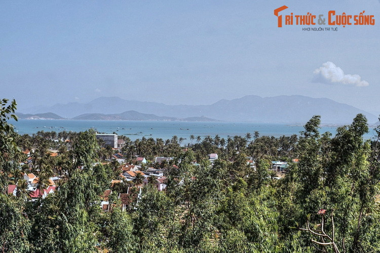 Hệ sinh thái quanh vịnh Vân Phong đa dạng với nhiều sinh cảnh khác nhau như rừng nhiệt đới, rừng ngập mặn, vùng biển nông ven bờ. Giữa lòng vịnh nhấp nhô hàng chục hòn đảo lớn nhỏ, trong đó lớn nhất là đảo Hòn Lớn với diện tích khoảng 46 km2.