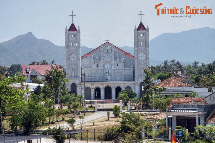 Nhà thờ Vạn Giã ở thị trấn Vạn Giã, huyện Vạn Ninh, nổi bật trước hậu cảnh là những dãy núi hùng vĩ. Nhà thờ cổ này được xây dựng từ năm 1918-1920, mang kiến trúc Gothique cách điệu và tân kỳ, là một trong những công trình xây dựng mỹ thuật bậc nhất miền Nam thời bấy giờ.