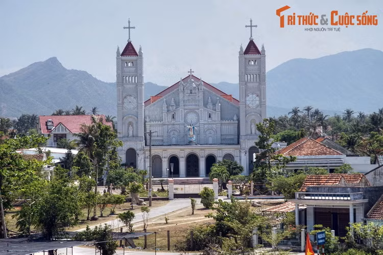 Nhà thờ Vạn Giã ở thị trấn Vạn Giã, huyện Vạn Ninh, nổi bật trước hậu cảnh là những dãy núi hùng vĩ. Nhà thờ cổ này được xây dựng từ năm 1918-1920, mang kiến trúc Gothique cách điệu và tân kỳ, là một trong những công trình xây dựng mỹ thuật bậc nhất miền Nam thời bấy giờ.