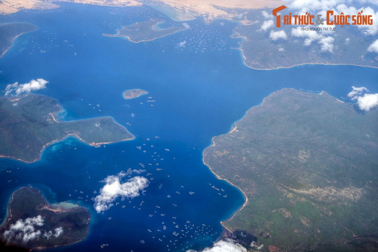 Vịnh Vân Phong nhìn từ không trung. Thuộc địa phận hai huyện Vạn Ninh và Ninh Hòa, vịnh Vân Phong được đánh giá là một trong những vịnh biển đẹp nhất của châu Á. Khu vực vịnh có địa hình phong phú với rất nhiều đảo, bán đảo, cồn cát, dải bờ biển cùng các vũng biển sâu.