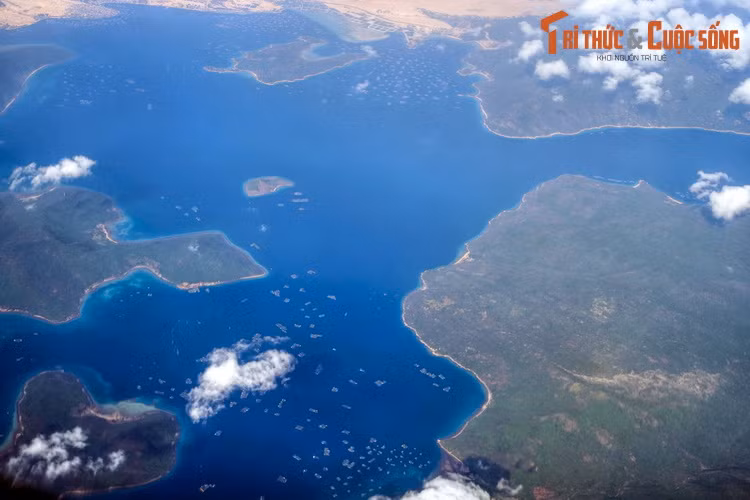 Vịnh Vân Phong nhìn từ không trung. Thuộc địa phận hai huyện Vạn Ninh và Ninh Hòa, vịnh Vân Phong được đánh giá là một trong những vịnh biển đẹp nhất của châu Á. Khu vực vịnh có địa hình phong phú với rất nhiều đảo, bán đảo, cồn cát, dải bờ biển cùng các vũng biển sâu.