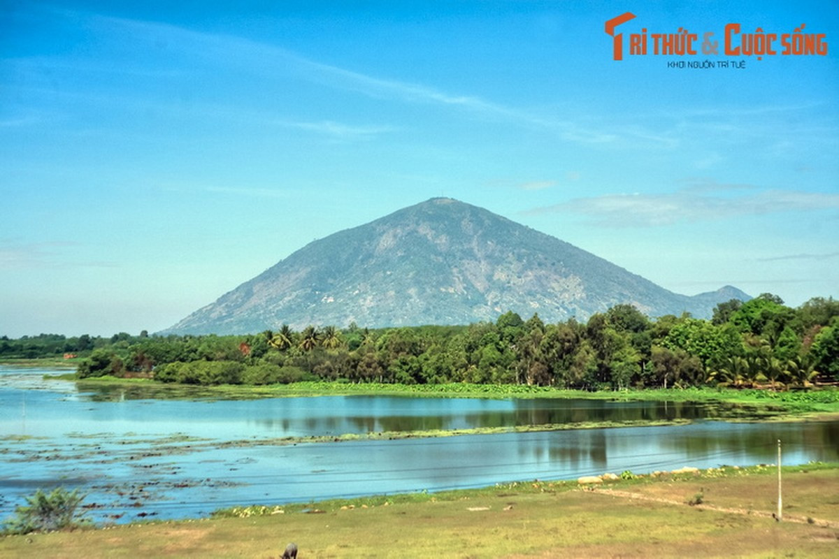  1. Núi Bà Đen (Tây Ninh). Thuộc địa phận thành phố Tây Ninh, núi bà Đen là thắng cảnh nổi tiếng bậc nhất Tây Ninh. Với chiều cao 986 mét so với mực nước biển, đây là ngọn núi cao nhất Đông Nam Bộ, được coi là biểu tượng cho mảnh đất và con người Tây Ninh.