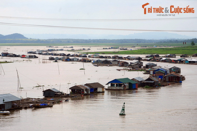  4. Hồ Trị An (Đồng Nai). Hồ Trị An nằm trên sông Đồng Nai, thuộc các huyện Vĩnh Cửu, Định Quán, Thống Nhất và Trảng Bom, là một trong những hồ nhân tạo lớn nhất Việt Nam. Bờ hồ có cảnh quan thơ mộng, hoang sơ, thích hợp với nhiều hoạt động dã ngoại.