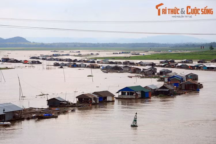  4. Hồ Trị An (Đồng Nai). Hồ Trị An nằm trên sông Đồng Nai, thuộc các huyện Vĩnh Cửu, Định Quán, Thống Nhất và Trảng Bom, là một trong những hồ nhân tạo lớn nhất Việt Nam. Bờ hồ có cảnh quan thơ mộng, hoang sơ, thích hợp với nhiều hoạt động dã ngoại.