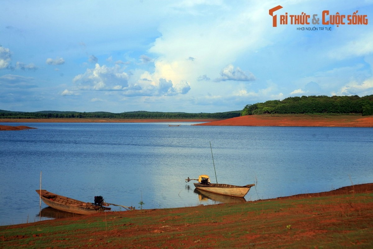  9. Hồ Thác Mơ (Bình Phước). Nằm trên địa bàn hai huyện Phước Long và Bù Đăng, hồ Thác Mơ là một hồ nước nhân tạo hình thành cùng thủy điện Thác Mơ. Ngày nay hồ là một thắng cảnh nổi tiếng của Bình Phước.