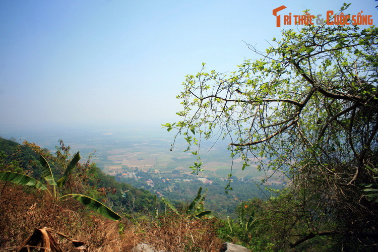  3. Núi Chứa Chan (Đồng Nai). Nằm ở địa phận huyện Xuân Lộc, núi Chứa Chan là ngọn núi cao thứ hai Đông Nam Bộ với chiều cao 837 mét so với mực nước biển. Đây là một điểm tham quan nổi tiếng, đồng thời là khu bảo tồn thiên nhiên quan trọng của khu vực.