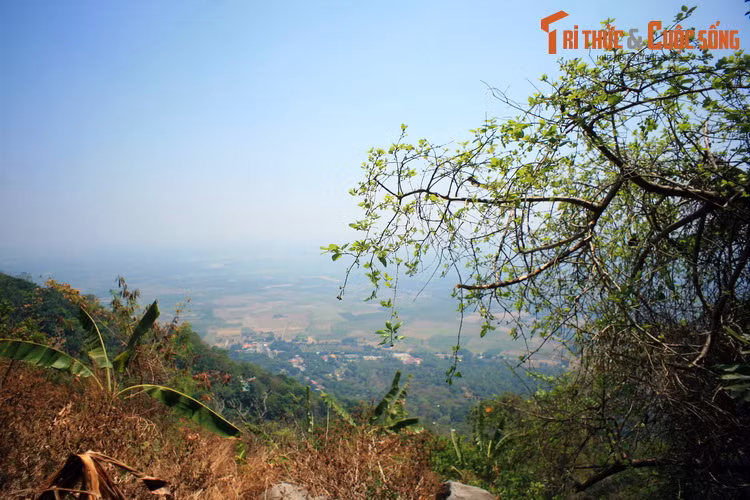  3. Núi Chứa Chan (Đồng Nai). Nằm ở địa phận huyện Xuân Lộc, núi Chứa Chan là ngọn núi cao thứ hai Đông Nam Bộ với chiều cao 837 mét so với mực nước biển. Đây là một điểm tham quan nổi tiếng, đồng thời là khu bảo tồn thiên nhiên quan trọng của khu vực.