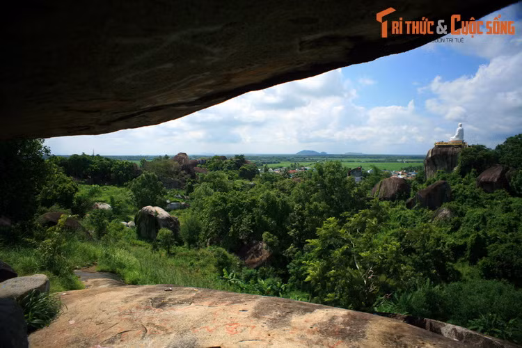  8. Đá Chồng Định Quán (Đồng Nai). Nằm ven Quốc lộ 20 thuộc địa phận huyện Định Quán, khu danh thắng Đá Chồng Định Quán là một vùng núi đá có diện tích hơn 8 ha. Nơi đây có nhiều khối đá to như tòa nhà nằm chồng lên nhau, tạo nên cảnh quan rất độc đáo, ngoạn mục.