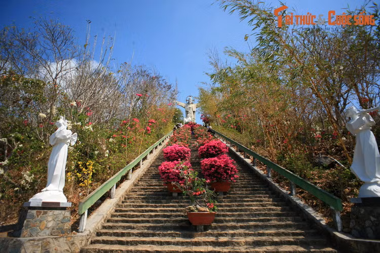  7. Núi Nhỏ (Bà Rịa - Vũng Tàu). Núi Nhỏ có chiều cao 170 mét, là thắng cảnh nổi tiếng của thành phố Vũng Tàu. Trên núi có bức tượng Chúa lớn nhất châu Á và ngọn hải đăng được xây từ năm 1883, là các công trình thu hút nhiều du khách ghé thăm ở thành phố biển.