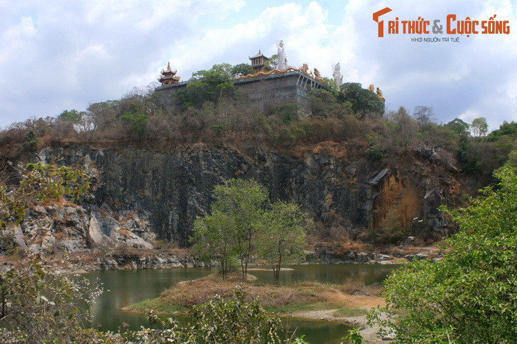  10. Núi Châu Thới (Bình Dương). Núi Châu Thới là khối đá cao 82 mét, nhô lên giữa vùng đồng bằng của thị xã Dĩ An. Trên núi có ngôi chùa hình thành từ thế kỷ 17, là ngôi chùa cổ nhất và nổi tiếng nhất của tỉnh Bình Dương.