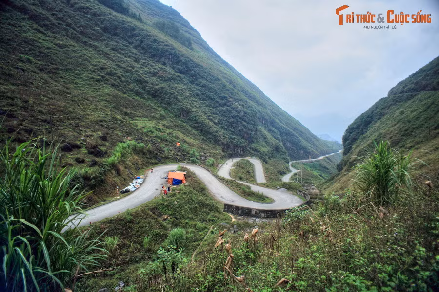 Nằm giữa cao nguyên đá trứ danh Hà Giang, dốc Thẩm Mã là một đoạn đèo có chín khúc uốn lượn rất nổi tiếng. Khi nhìn từ đỉnh con dốc cách thành phố Hà Giang 112 km này, cảnh tượng ngoạn mục đến lặng người.
