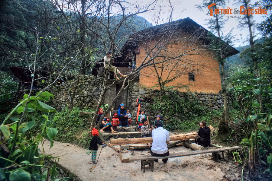 Trung tâm xã Sủng Là có làng văn hóa Lũng Cẩm, nơi sinh sống của 60 hộ dân thuộc các dân tộc khác nhau như Mông, Hoa, Lô Lô... Đây là bối cảnh cho bộ phim điện ảnh nổi tiếng “chuyện của Pao” của đạo diễn Ngô Quang Hải, do Đài truyền hình Việt Nam sản xuất vào năm 2005.