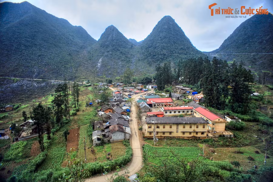 Nằm cạnh Quốc lộ 4C, khu vực trung tâm xã Sà Phìn là nơi tọa lạc dinh thự của Vua Mèo Vương Chính Đức - người đứng đầu dòng họ Vương của người Mông ở Hà Giang 1 thế kỷ trước. Công trình tọa lạc trên một quả đồi thấp, rợp bóng cây sa mộc, cách thành phố Hà Giang 132 km.