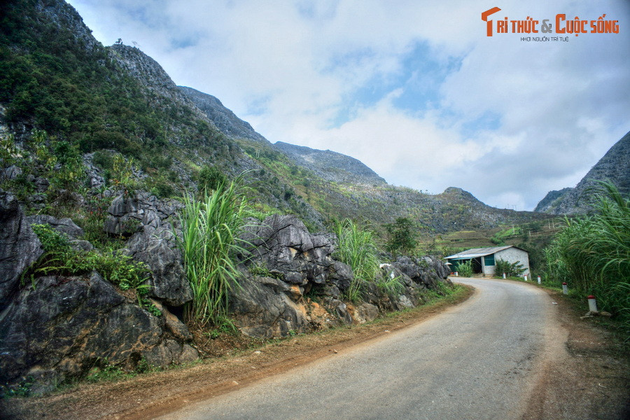 Đi qua thung lũng, các cảnh quan độc đáo của cao nguyên đá Đồng Văn tái xuất hiện.