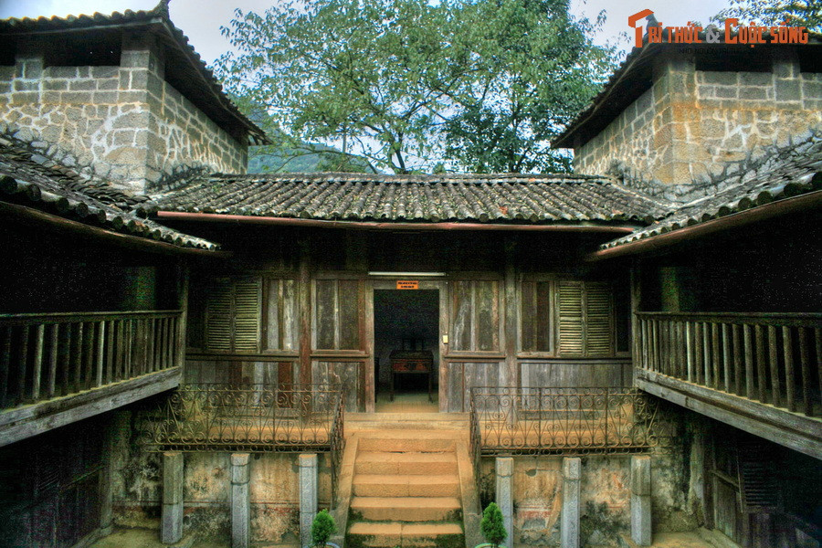 Tòa dinh thự được xây trong 8 năm, tiêu tốn khoảng 150.000 đồng bạc trắng. Kiến trúc của tòa nhà mô phỏng một phần kiến trúc thành quách đời Thanh của Trung Hoa, kết hợp với các hoa văn của người Mông, có các lô cốt kiên cố dùng cho mục đích phòng thủ.