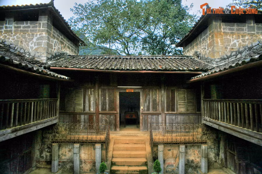 Tòa dinh thự được xây trong 8 năm, tiêu tốn khoảng 150.000 đồng bạc trắng. Kiến trúc của tòa nhà mô phỏng một phần kiến trúc thành quách đời Thanh của Trung Hoa, kết hợp với các hoa văn của người Mông, có các lô cốt kiên cố dùng cho mục đích phòng thủ.