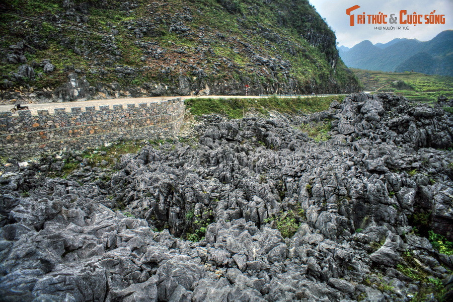 Sang địa phận xã Sà Phìn, một điểm dừng lý thú mời gọi các vị khách phương xa. Đó là "địa hình mặt trăng" - một dạng cảnh quan đặc biệt được tạo nên bởi các dãy núi đá vôi bị phong hóa, trên bề mặt hầu như không có lớp phủ thực vật, các tảng, khối đá phủ khắp bề mặt sườn núi.