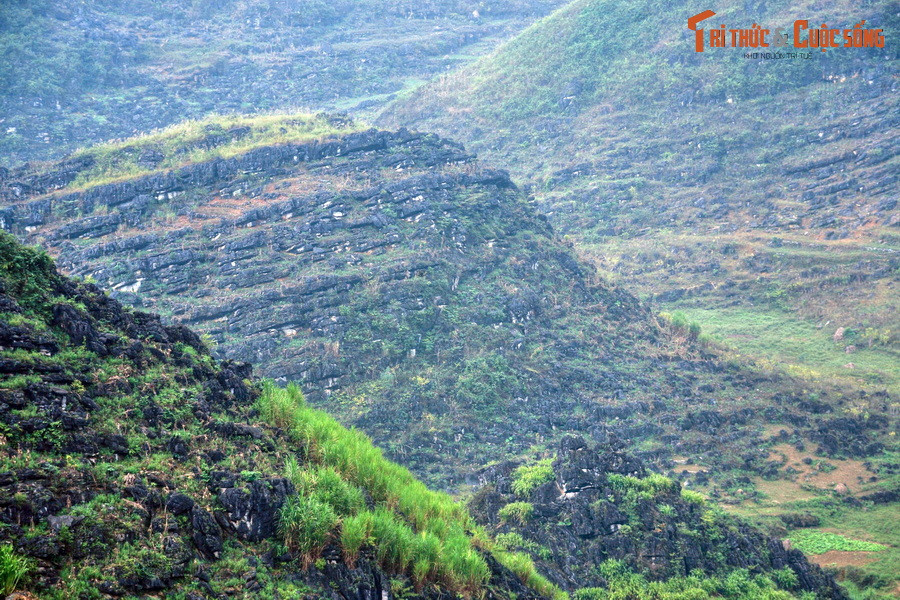 Càng đi, cảnh tượng càng kỳ vĩ. Những dạng địa chất độc đáo xuất hiện, như "sách đá" Vần Chải - một vùng kiến tạo địa chất đặc biệt gồm những tập đá đơn nghiêng nằm xếp lên nhau thành tầng tầng lớp lớp.